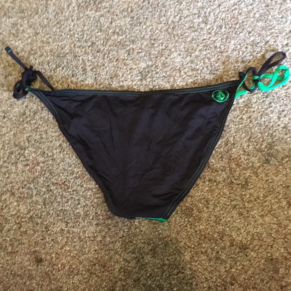 Volcom bikini set - Picture 7 of 8